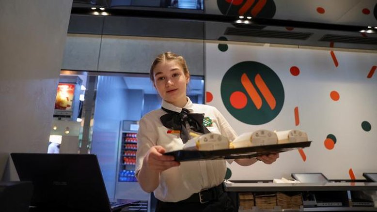 Substituto russo do McDonald's abre primeiras lojas