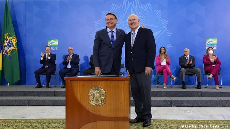 Pedido de CPI do MEC aproxima "farra dos pastores" de Bolsonaro