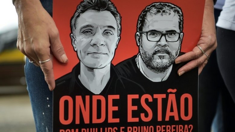 Um manifestante segura uma faixa com o Dom Philipps e Bruno Pereira lendo “Onde estão eles?” na praia de Copacabana, no Rio de Janeiro, em 12 de junho de 2022. - AFP