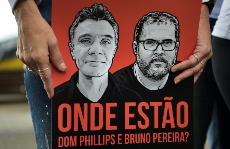 Um manifestante segura uma faixa com o Dom Philipps e Bruno Pereira lendo “Onde estão eles?” na praia de Copacabana, no Rio de Janeiro, em 12 de junho de 2022. - AFP