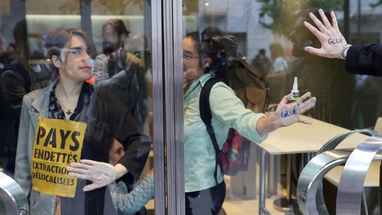 Ativistas climáticos bloqueiam entrada do FMI em Paris