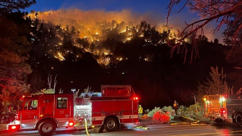 Incêndio cresce na Califórnia em meio a temperaturas extremas