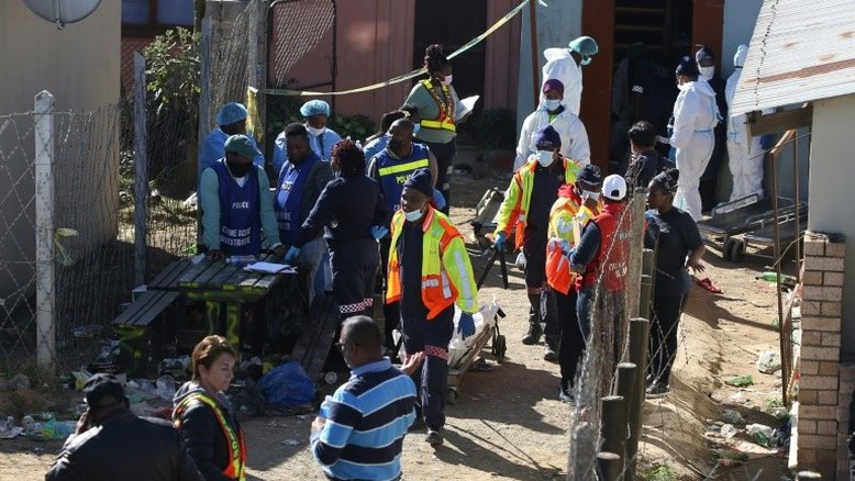 Polícia busca pistas após morte de 21 jovens em bar na África do Sul