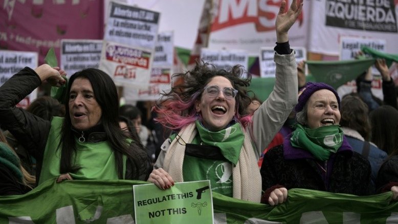 Argentinas protestam em frente à embaixada dos EUA por decisão sobre aborto