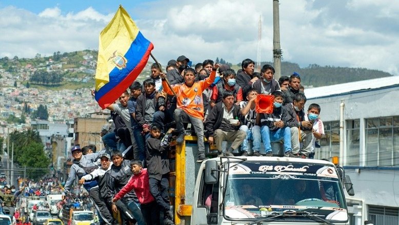 Milhares de indígenas se mobilizam em Quito após libertação de seu líder