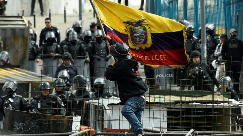 Presidente do Equador reduz preços dos combustíveis após pressão das ruas e do Congresso