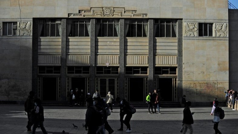 Tragédia universitária expõe casos de estudantes 'dinossauros' na Bolívia