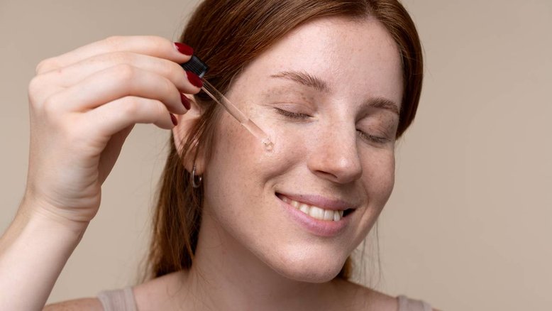 mulher fazendo skincare, como desentupir os poros
