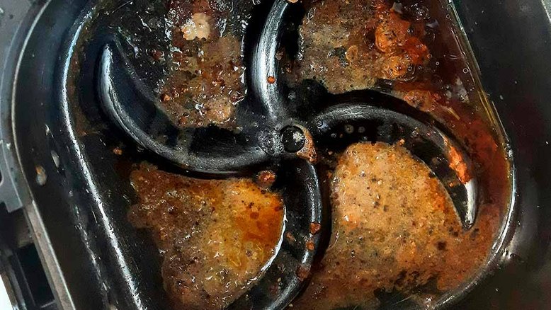 Aprenda segredo para tirar crosta de gordura de sua Air Fryer sem esforço