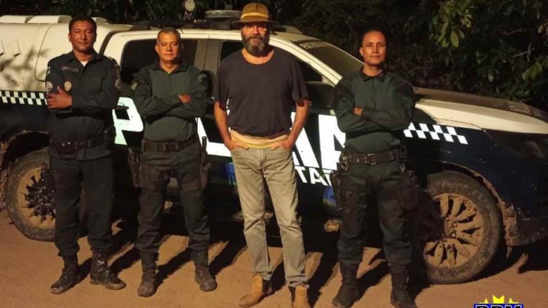 Almir Sater é parado em 'blitz' e policiais tietam: 'O senhor é dono dessa chalana?'
