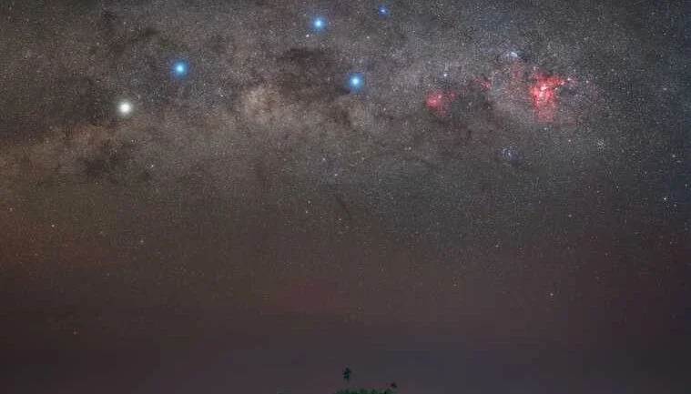 A parte mais ao sul da Via Láctea contém não apenas as estrelas do Cruzeiro do Sul, mas o sistema estelar mais próximo do nosso Sol - Alpha Centauri. O Cruzeiro do Sul é encimado pela estrela brilhante e amarelada Gamma Crucis. Uma linha de Gamma Crucis através da estrela azul na parte inferior da cruz, Acrux, aponta para o pólo celeste sul, localizado logo acima da pequena ilha na foto. Essa ilha é Madivaru, das Maldivas no Oceano Índico. Contra a fraca luz estelar da Via Láctea, a escura Nebulosa do Saco de Carvão fica à esquerda da cruz, enquanto mais à esquerda ao longo da Via Láctea estão as estrelas brilhantes Alpha Centauri (esquerda) e Beta Centauri (Hadar). Alpha Centauri A, uma estrela parecida com o Sol que ancora um sistema de três estrelas com exoplanetas, está a apenas 4,3 anos-luz de distância