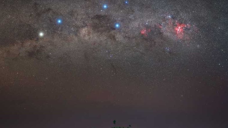A parte mais ao sul da Via Láctea contém não apenas as estrelas do Cruzeiro do Sul, mas o sistema estelar mais próximo do nosso Sol - Alpha Centauri. O Cruzeiro do Sul é encimado pela estrela brilhante e amarelada Gamma Crucis. Uma linha de Gamma Crucis através da estrela azul na parte inferior da cruz, Acrux, aponta para o pólo celeste sul, localizado logo acima da pequena ilha na foto. Essa ilha é Madivaru, das Maldivas no Oceano Índico. Contra a fraca luz estelar da Via Láctea, a escura Nebulosa do Saco de Carvão fica à esquerda da cruz, enquanto mais à esquerda ao longo da Via Láctea estão as estrelas brilhantes Alpha Centauri (esquerda) e Beta Centauri (Hadar). Alpha Centauri A, uma estrela parecida com o Sol que ancora um sistema de três estrelas com exoplanetas, está a apenas 4,3 anos-luz de distância