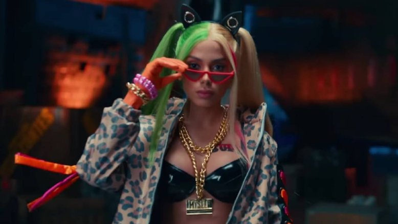 'Acha que não tenho jatos, joias e mansões por quê?', diz Anitta sobre gastos