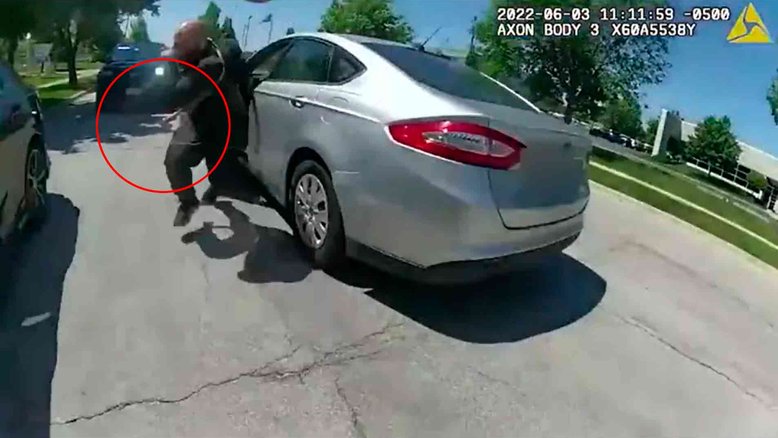 Vídeo: Homem ataca policial com machado e é morto a tiros
