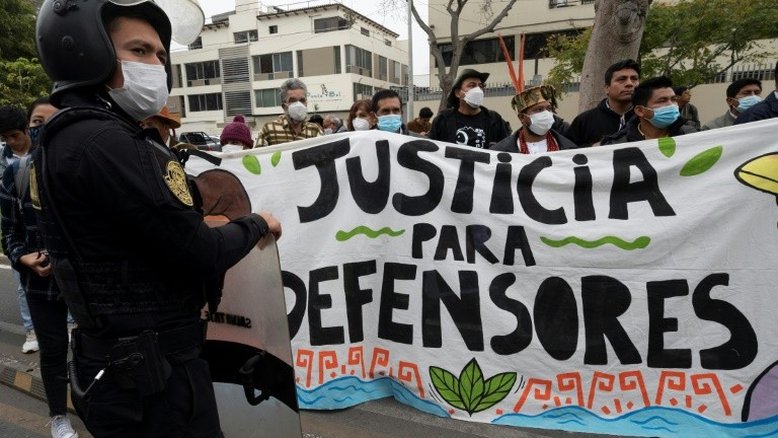 Indígenas peruanos manifestam-se pelo fim dos assassinatos na Amazônia