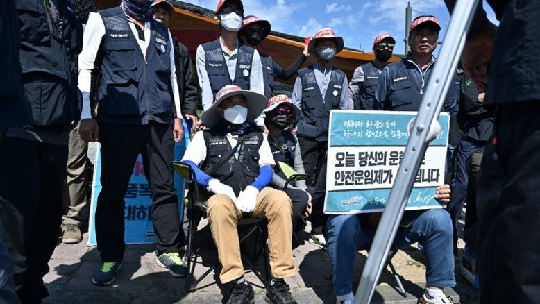 Greve de caminhoneiros na Coreia do Sul afeta a cadeia mundial de suprimentos