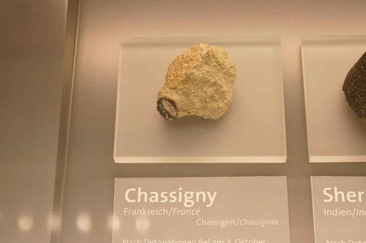 Fragmento do meteorito Chassigny no Museu de Ciência de Viena. Crédito: Valugi/Wikimedia Commons