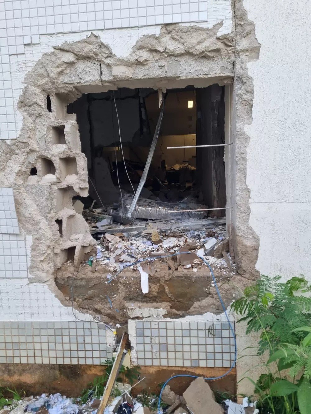 MG: Imagens mostram estado da agência da Caixa Econômica após ataque em Itajubá ; veja as fotos