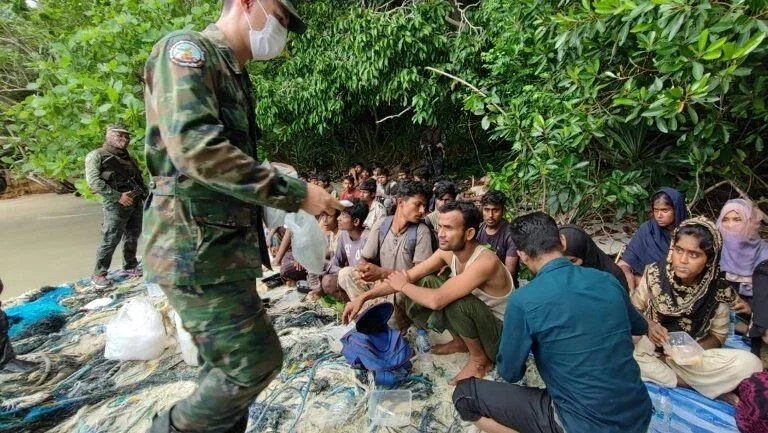 Quase 60 rohingyas abandonados são encontrados em ilha na Tailândia