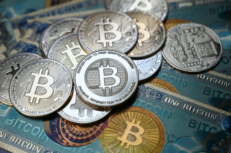 Bitcoin negociado a menos de US$ 25.000, menor nível em 18 meses