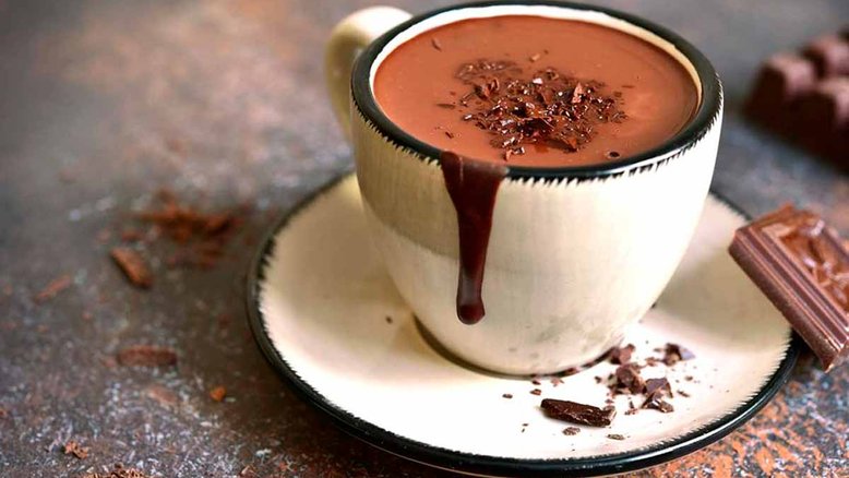 Faça em casa a receita muito fácil de chocolate quente cremoso. iStock