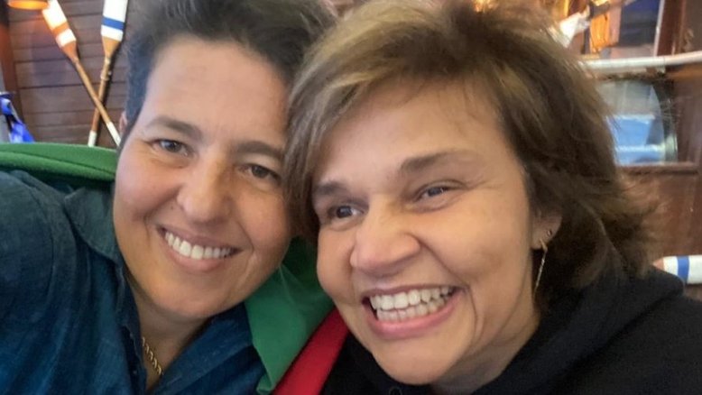 'Em breve como manda o figurino', diz Adriane Bonato sobre casamento com Claudia Rodrigues