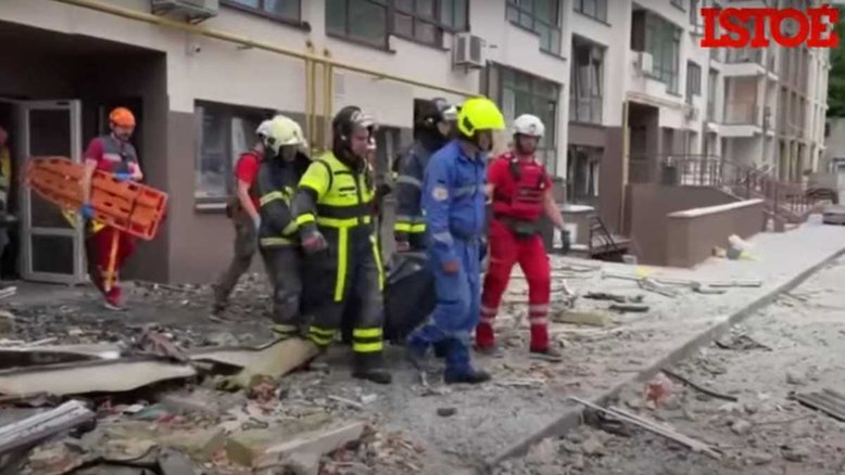 Corpo é retirado de prédio residencial após bombardeio em Kiev, na Ucrânia