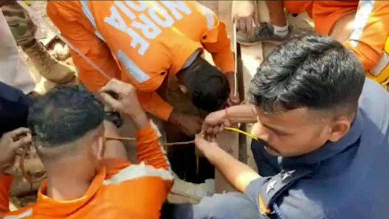 Socorristas tentam resgatar menino preso em poço na Índia