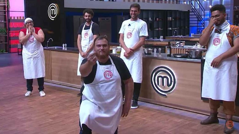 Participante do Masterchef pede a noiva em casamento durante o programa: 'Me aceite'
