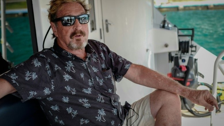 Corpo de John McAfee segue em necrotério um ano depois de sua morte