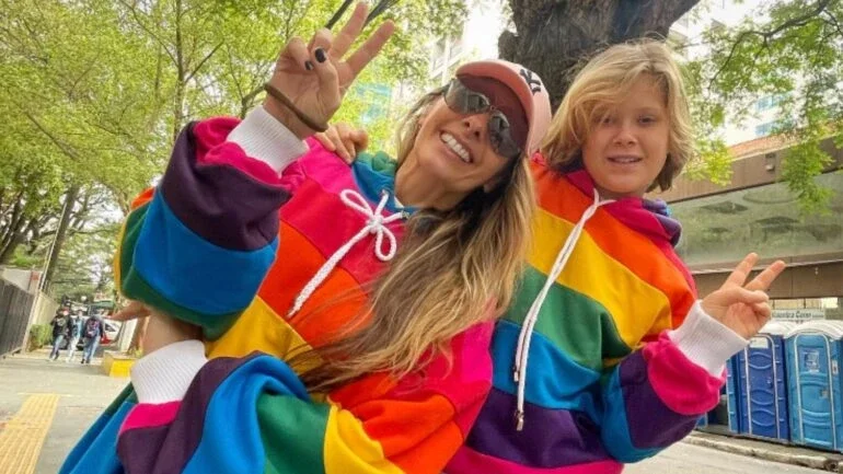 Adriane Galisteu revela que mostrou seus ensaios na Playboy para o filho
