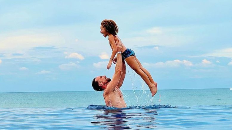 'Super vitória pra ele', dizem Igor Rickli e Aline Wirley, sobre filho que aprendeu a nadar