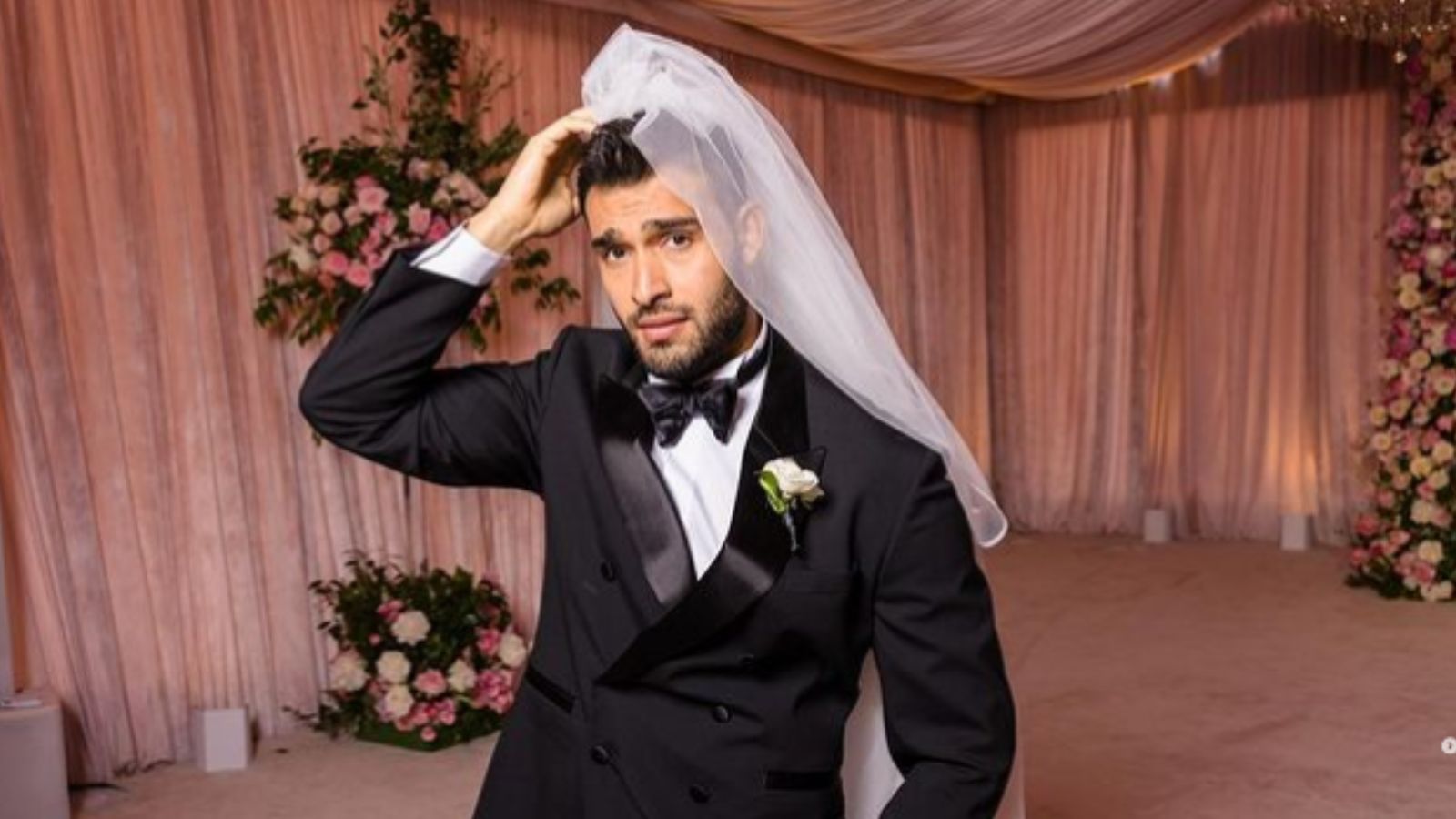 Sam Asghari usando um véu de noiva
