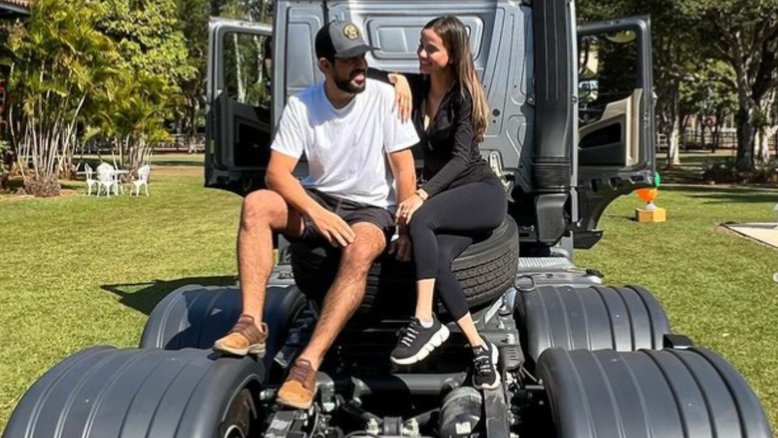 Sorocaba e Biah Rodrigues no caminhão