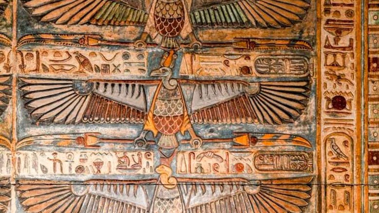 Duas das 46 figuras de abutres na seção central do teto do Templo de Khnum em Esna. No topo, a deusa do Egito superior Nekhbet com a cabeça de um abutre, abaixo, a deusa do Egito inferior Wadjet com a cabeça de uma cobra. Crédito: Ahmed Amin/MoTA