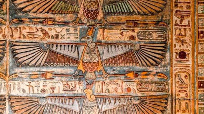 Duas das 46 figuras de abutres na seção central do teto do Templo de Khnum em Esna. No topo, a deusa do Egito superior Nekhbet com a cabeça de um abutre, abaixo, a deusa do Egito inferior Wadjet com a cabeça de uma cobra. Crédito: Ahmed Amin/MoTA