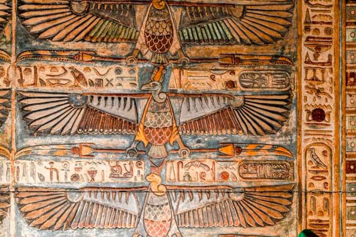 Duas das 46 figuras de abutres na seção central do teto do Templo de Khnum em Esna. No topo, a deusa do Egito superior Nekhbet com a cabeça de um abutre, abaixo, a deusa do Egito inferior Wadjet com a cabeça de uma cobra. Crédito: Ahmed Amin/MoTA