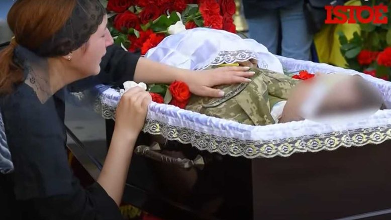 Emoção marca velório de soldados ucranianos em Kiev