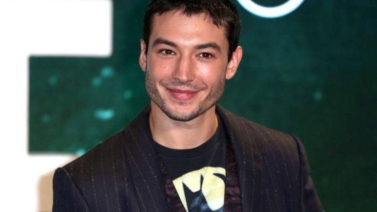 Ezra Miller abriga família com armas e munição em fazenda, diz site