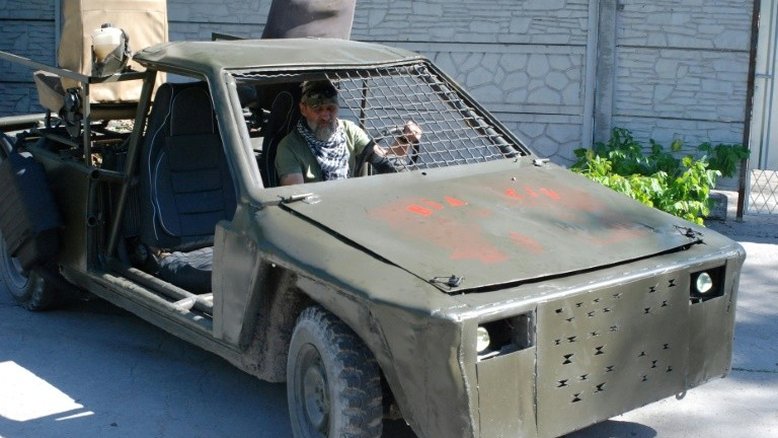 Mecânicos ucranianos transformam carros de corrida em veículos de combate