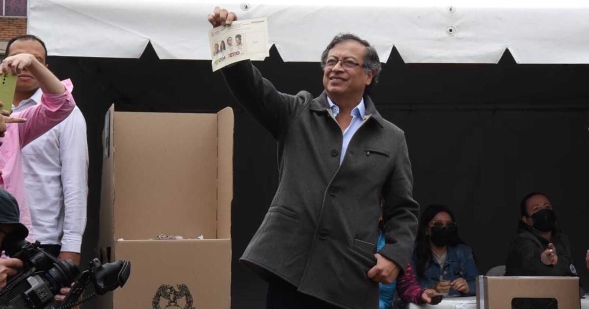 Gustavo petro é eleito presidente da colômbia: 