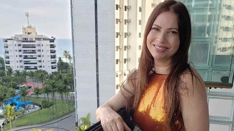 Isadora Ribeiro posta fotos de maiô para celebrar 57 anos: 'Mais um dia com saúde'