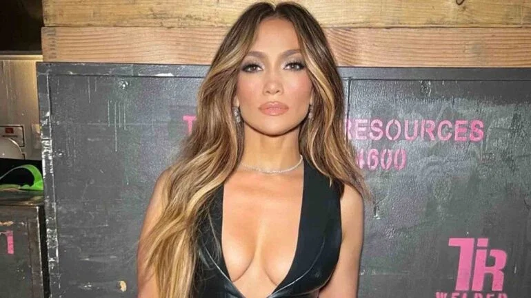 Jennifer Lopez celebra a chegada de seus 53 anos com ensaio nu; veja vídeo