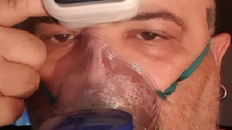 João Gordo posta foto fazendo nebulização e explica motivo: 'Montanha de maconha'