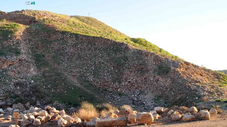 A rampa assíria construída com 3 milhões de pedras em Laquis. Crédito Yosef Garfinkel