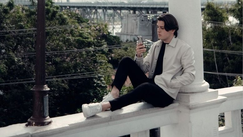 Influencer Kayky Janiszewski compartilha seu dia a dia com seguidores na web
