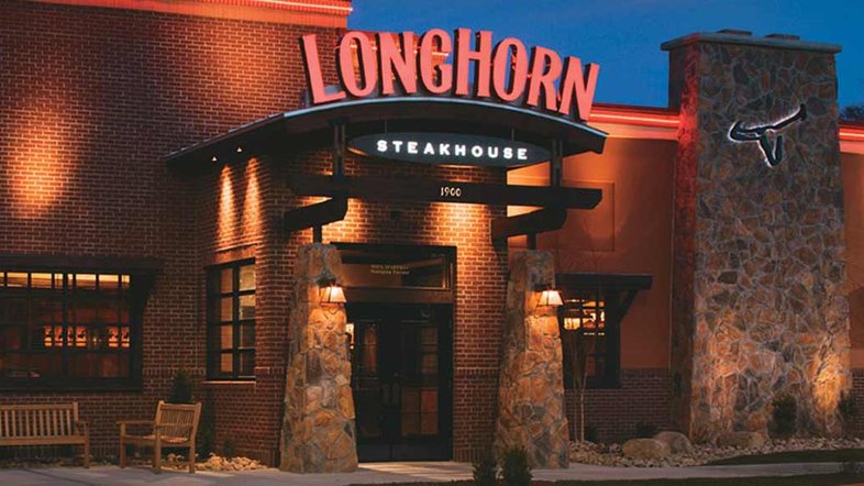 Mulher nua assusta funcionário de rede de restaurantes dos EUA (Foto: Longhorn Steakhouse/Facebook)