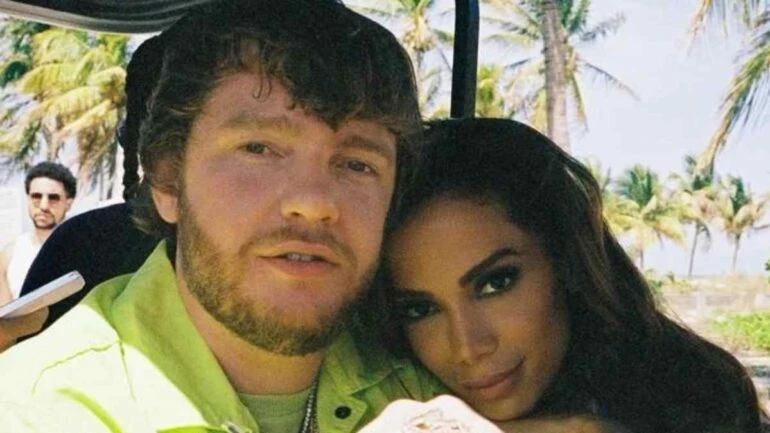 Anitta posa com o namorado, o produtor Murda Beatz, nos bastidores de clipe