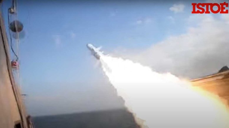 Rússia conduz exercício militar com navios de guerra no mar Báltico