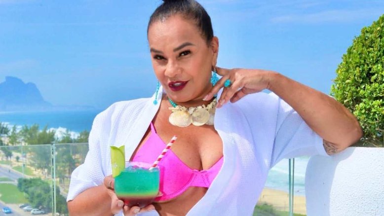 Solange Couto sensualiza de biquíni e roupão e convida seguidores para um brinde